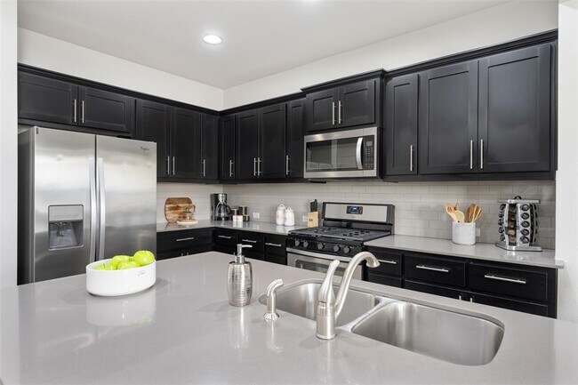 Building Photo - 13800 Lyndhurst St