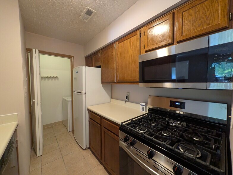 Building Photo - 2163 Hedgerow Rd