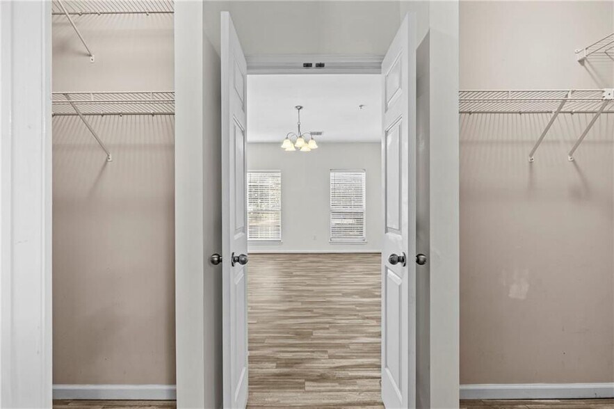 Building Photo - 5641 Roswell Rd