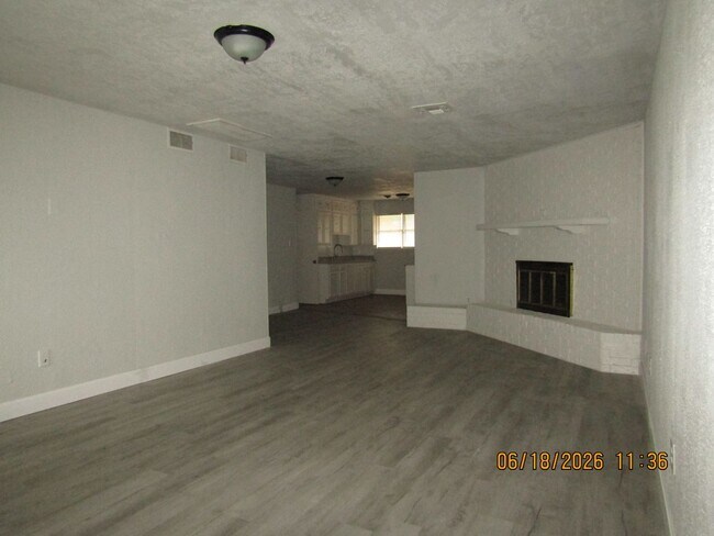Building Photo - Freshly Painted/New Flooring home located closed to downtown Lawton/Ft. Sill