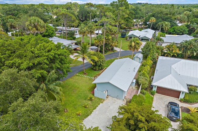 Building Photo - 856 SW Rustic Cir