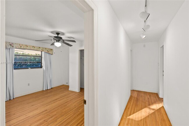 Building Photo - 736 Alhambra Cir