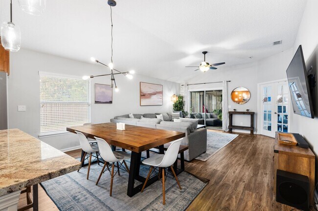Building Photo - NW Westchester 4 Bedroom 2 Bath Home