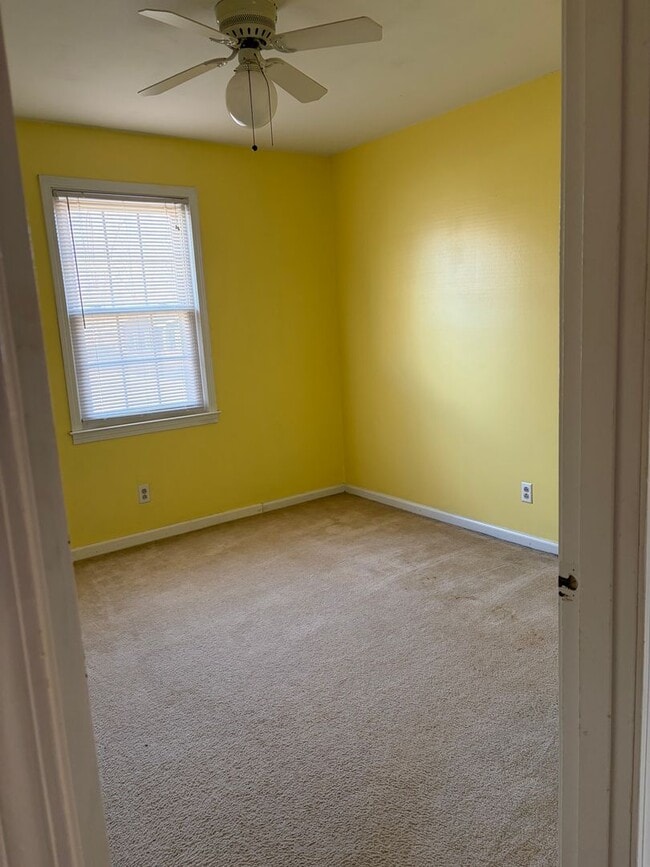 Building Photo - FENCED IN YARD AND LARGE DETACHED TWO CAR GARAGE LOCATED IN THE DESIRED TRAVELERS REST!!!