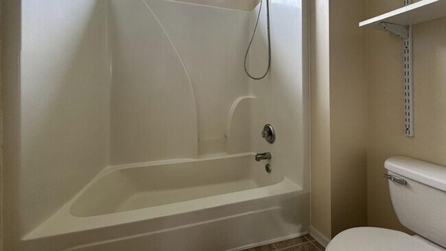 Building Photo - 3 bed / 2.5 bath ~ Foxbank Plantation