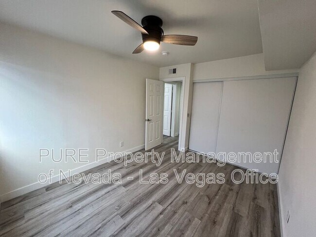 Building Photo - 1405 E Vegas Valley Dr