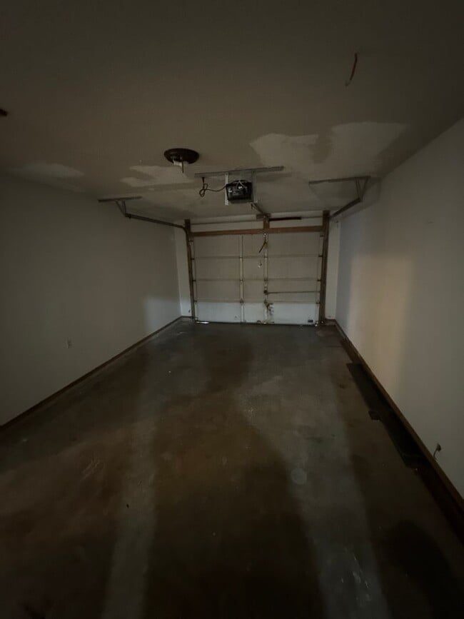 Building Photo - 1002 E 22nd St