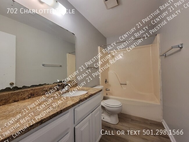 Building Photo - 702 Charlotte Cir