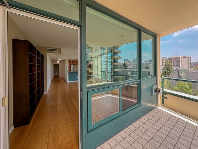 Building Photo - Modern 2 Bed, 2 Bath Condo in the Heart of...