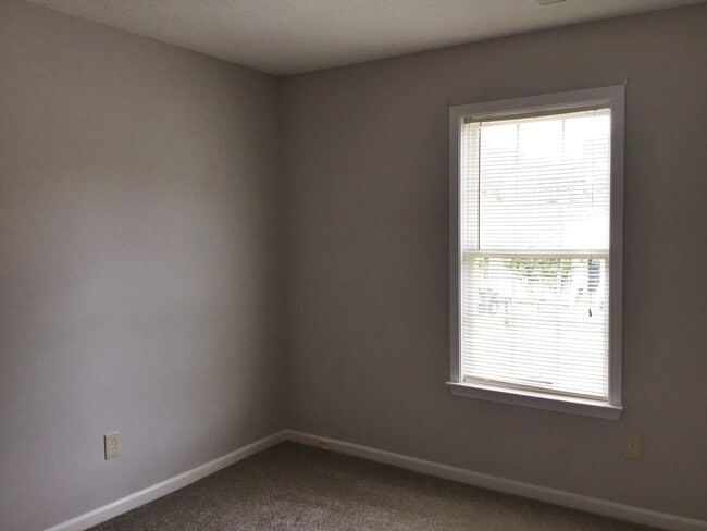 Building Photo - 3 Bedroom in Glenn Eagle Subdivision!