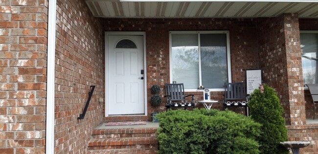 Building Photo - Duplex - 2 bed, 2 bath, 2 car garage in SW...