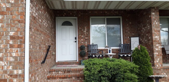 Building Photo - Duplex - 2 bed, 2 bath, 2 car garage in SW Springfield