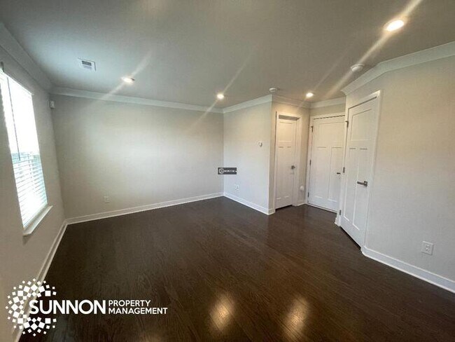 Building Photo - 3 Bed 2.5 Bath Townhome in Riverbend