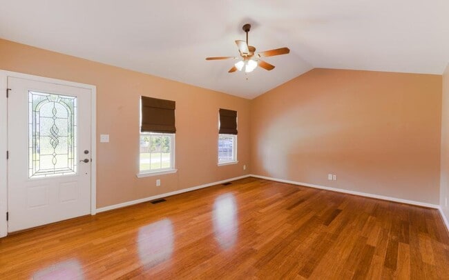 Building Photo - 380 Farmway Dr SE