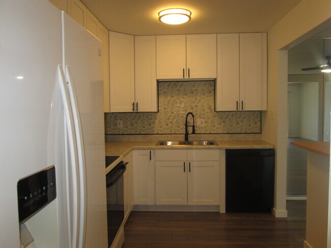 Building Photo - 800 Brook Dr