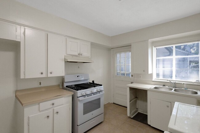 Building Photo - Charming 1BR Duplex in Jackson