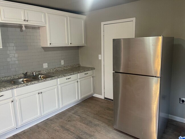 Building Photo - SLATON CHARMER! Totally Remodeled!! Availa...