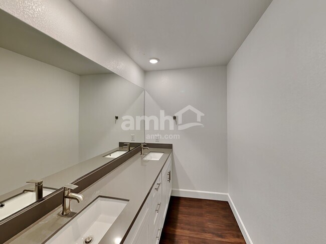 Building Photo - 10465 Beavertail Hill Ave