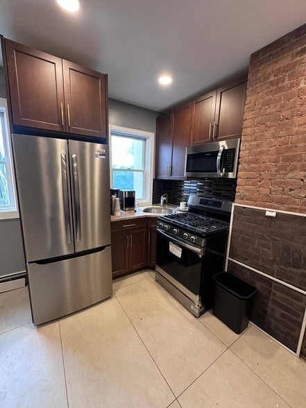 Building Photo - 387 Van Brunt St