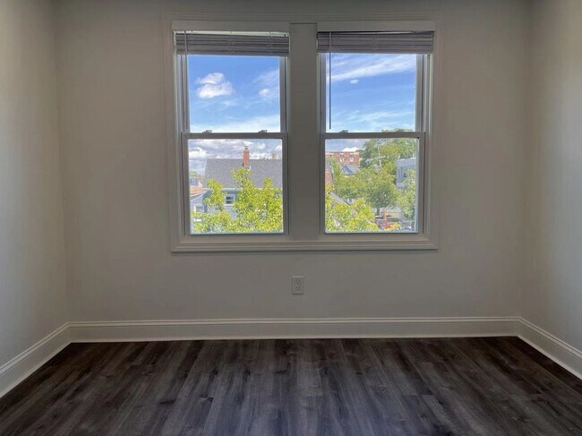 Building Photo - HOT SOMERVILLE LISTING!!!!!