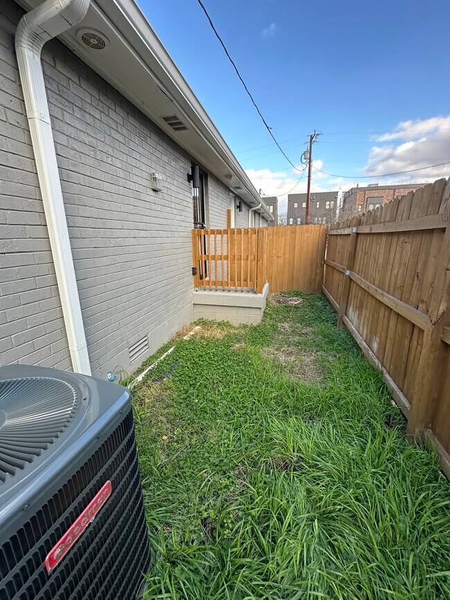 Building Photo - 714 27th Ave N