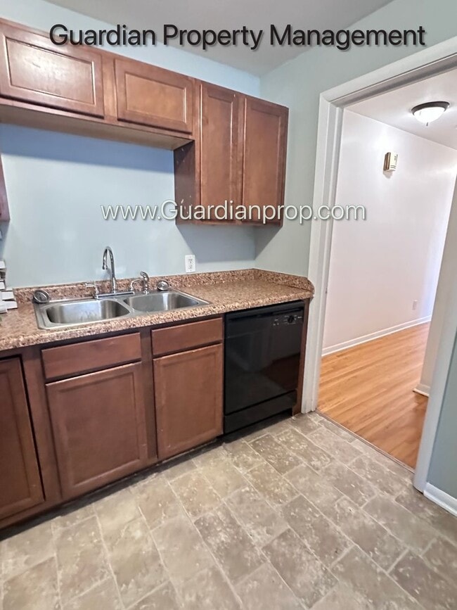 Building Photo - Crosstown Side By Side, Washer/Dryer In Unit, 1 Garage Space, Hardwood Floors, Dishwasher