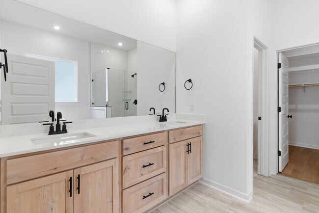 Building Photo - 1811 E Fiji St