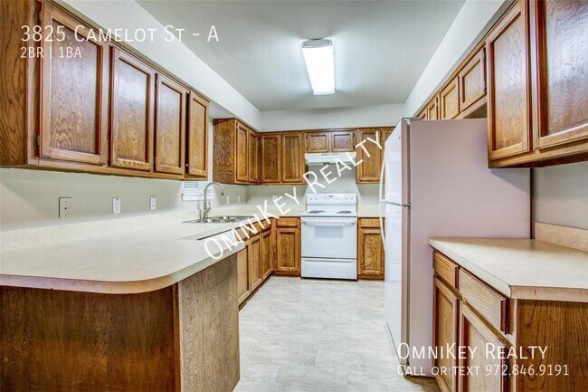 Building Photo - 3825 Camelot St