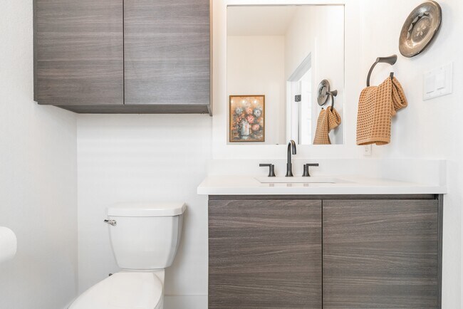 Building Photo - 719 Eleanor Ave