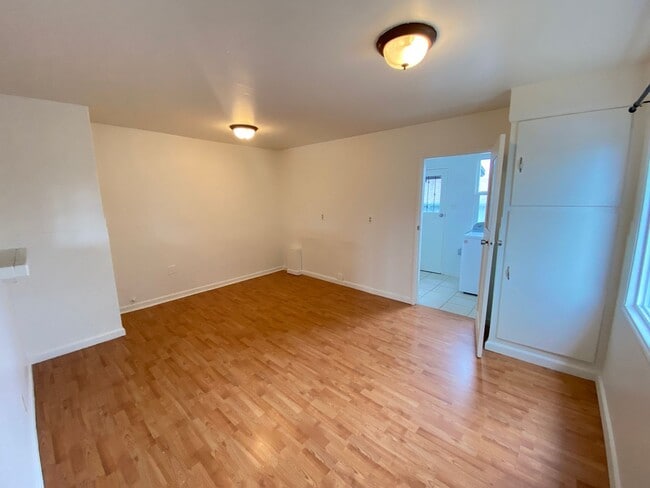 Building Photo - Advent - Low Deposit W/ Laundry & Detached...
