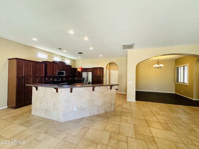Building Photo - 2720 E Hazeltine Way