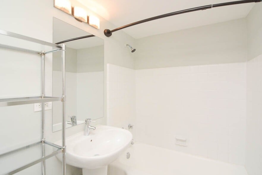 Building Photo - 450 W Wellington Ave