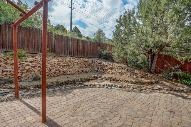 Building Photo - 2 Bedroom plus Office in Main House & Stud...