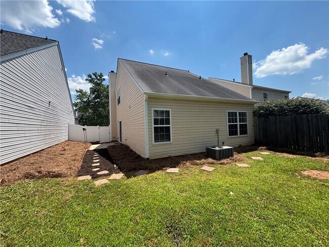 Building Photo - 2140 Lexington Ln