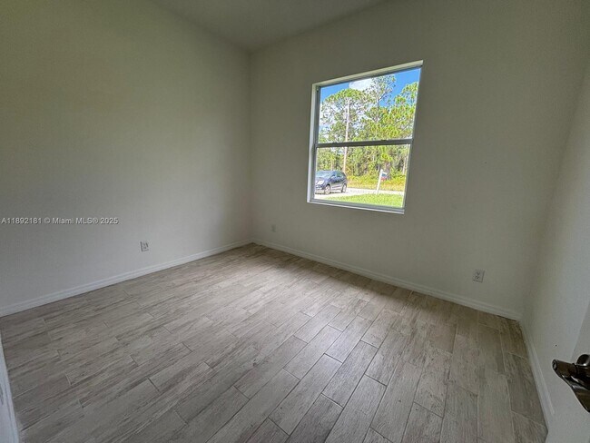 Building Photo - 1018 Maddock St E