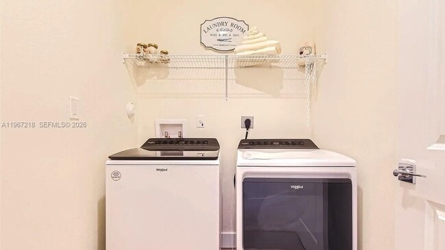 Building Photo - 142 SW 170th Ave