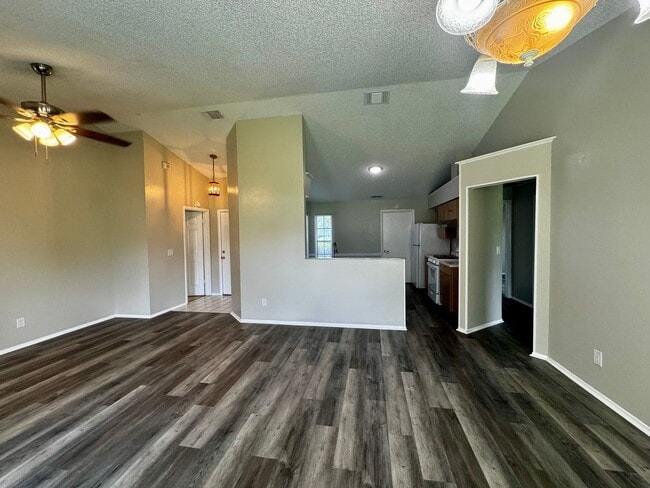 Building Photo - Renovated, Updated & Spacious Home