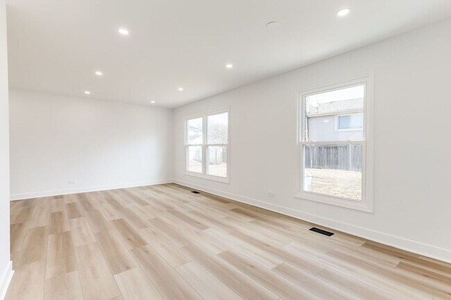 Building Photo - 1225 Radcliffe Rd