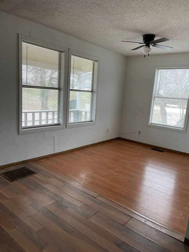 Building Photo - 2 Bed 1 bath - Cassville MO