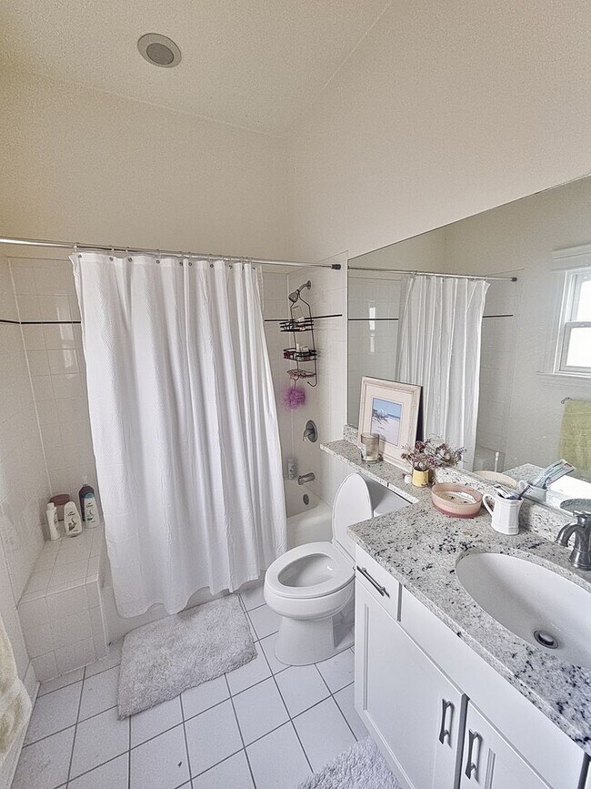 Building Photo - 4 Bedroom, 3 Bathroom Impressive Lincoln Park Duplex