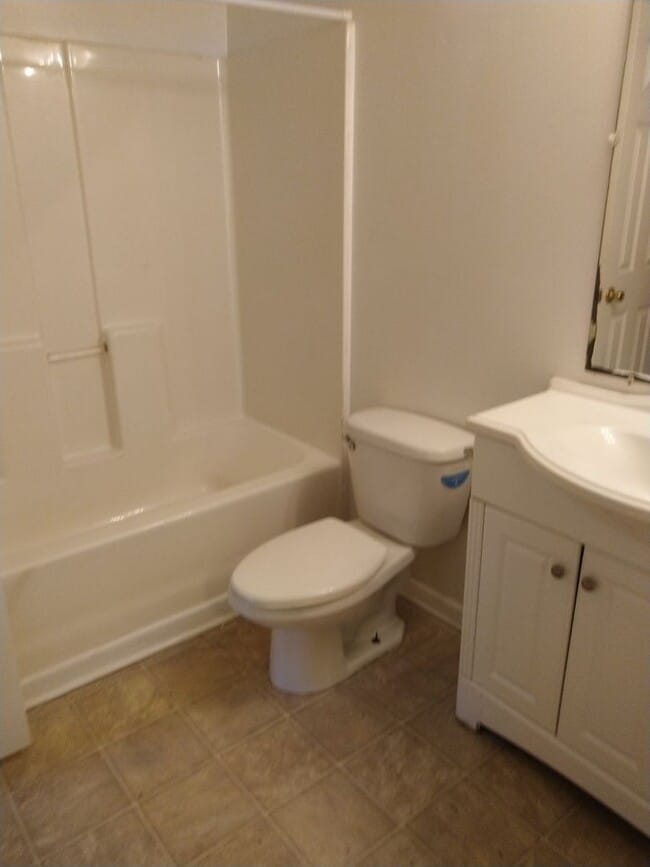 Building Photo - Charming 5 Bed/2 Bath home in Riverdale!