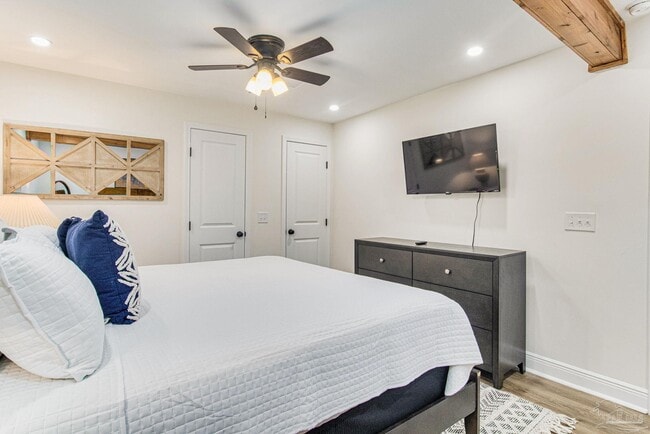 Building Photo - 814 W Gonzalez St