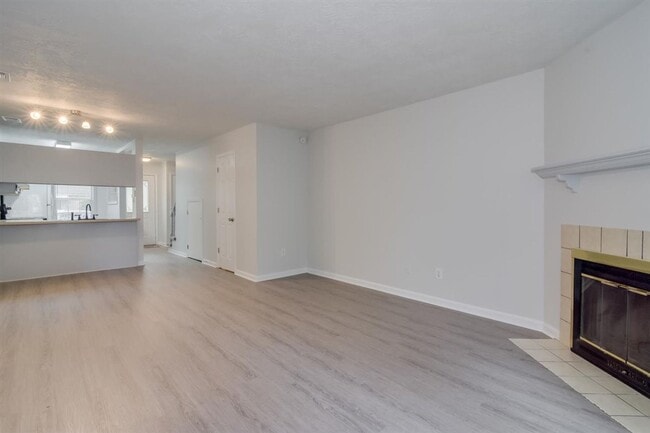 Building Photo - 2BED/1.5 BATH townhome wish washer/dryer i...