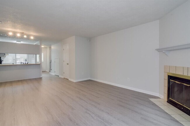 Building Photo - Remodeled 2 bedroom 1.5 bathroom townhome ...