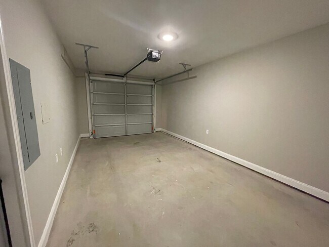 Building Photo - New 3/2.5 Townhouse in Downtown Rome $2,295