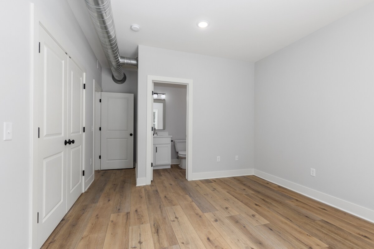 Building Photo - 1004 Diamond Ave NE