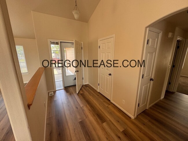 Building Photo - Newly remodeled West Eugene Home