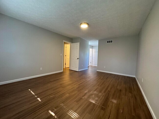 Building Photo - 361 St Thomas Dr