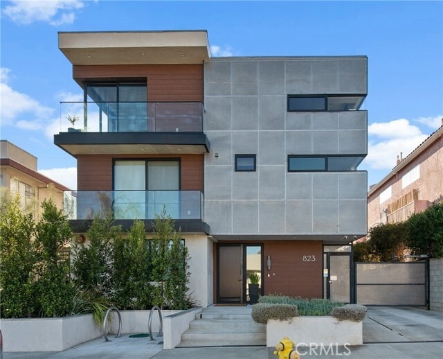 Building Photo - 823 N Fuller Ave