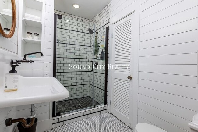 Building Photo - 310 S 7th St